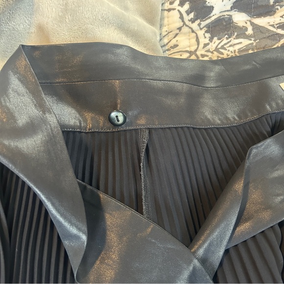 A.L.C. Eleanor Pleated High-Waist Midi Skirt in Midnight Colorway Size 2 - Picture 6 of 11